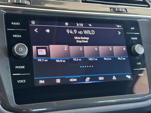 Used 2023 Volkswagen Tiguan SE w/ Panoramic Sunroof Package FWD image 17