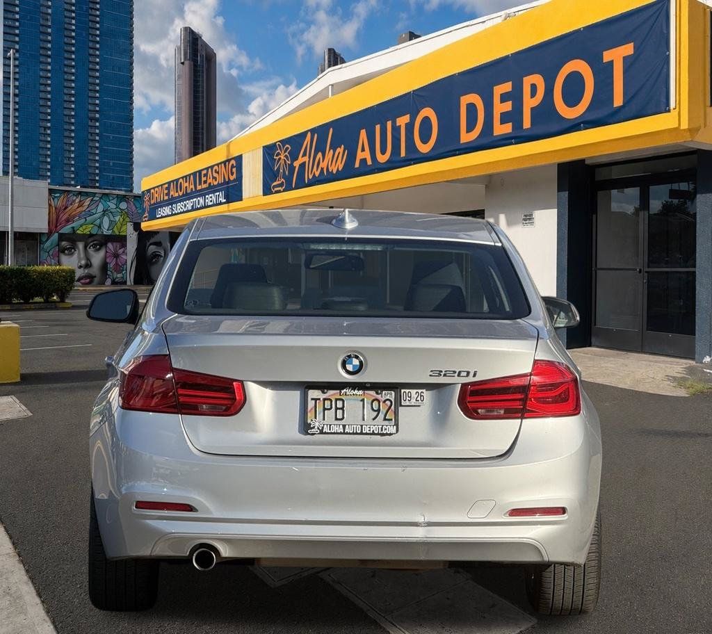 Used 2018 BMW 320i Sedan RWD image 3
