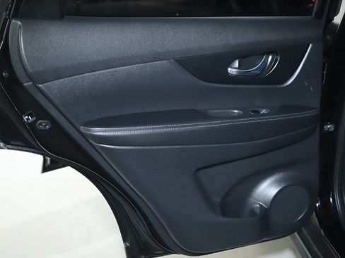 Used 2018 Nissan Rogue SL AWD/4WD image 13