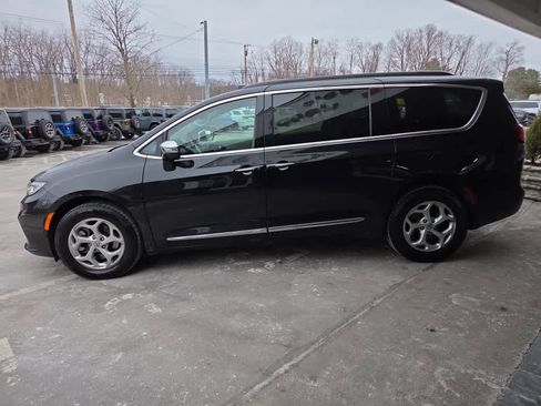 Used 2023 Chrysler Pacifica Limited w/ Uconnect Theater Family Group image 30