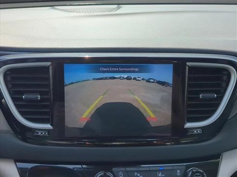 Used 2023 Chrysler Pacifica Touring-L FWD image 14