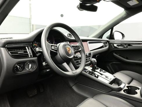 Certified 2025 Porsche Macan AWD/4WD image 4