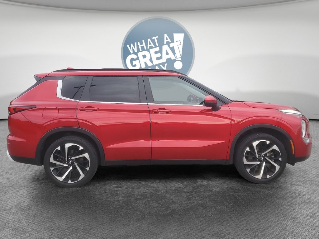 Used 2023 Mitsubishi Outlander SE AWD/4WD image 2