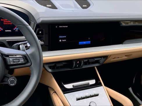 Used 2025 Porsche Cayenne image 6
