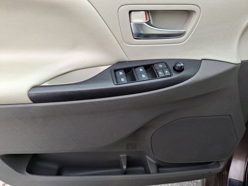 Used 2018 Toyota Sienna LE image 12
