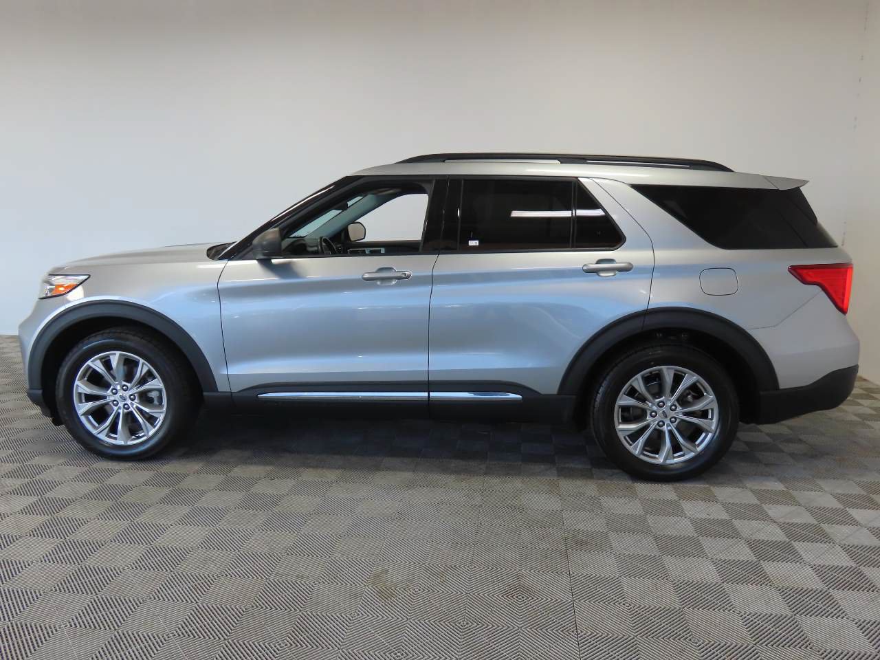 Used 2023 Ford Explorer XLT w/ Equipment Group 202A RWD image 5