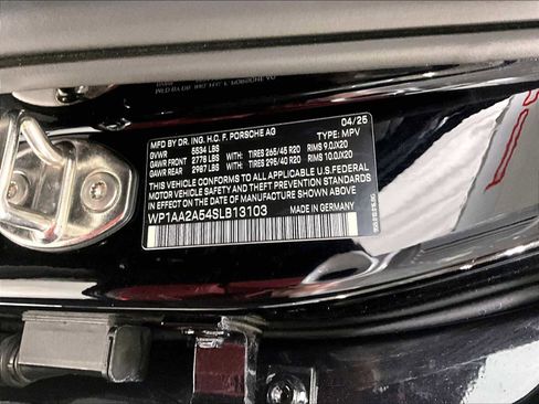 Used 2025 Porsche Macan AWD/4WD image 35