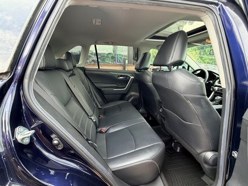 Used 2020 Toyota RAV4 XLE Premium FWD image 19