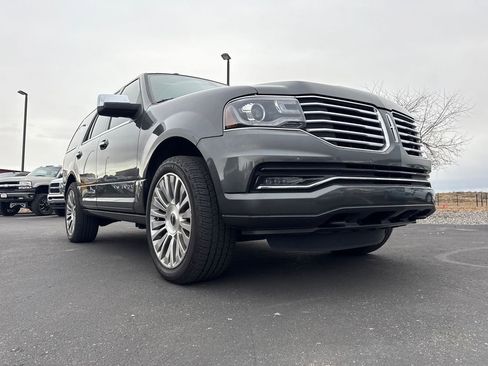 Used 2017 Lincoln Navigator Select image 4