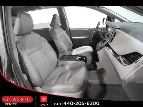 Used 2018 Toyota Sienna XLE Premium AWD/4WD image 18