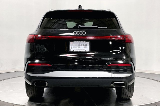Certified 2025 Audi Q5 Premium AWD/4WD image 3