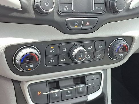 Used 2022 GMC Terrain SLT w/ Tech Package FWD image 16