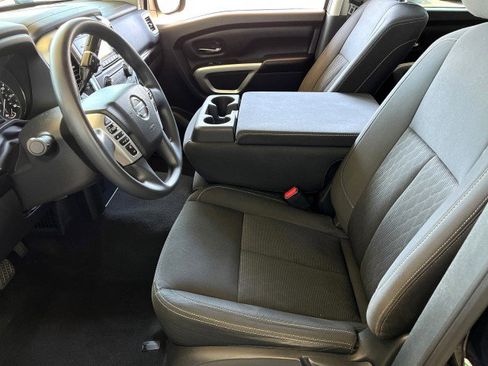 Used 2018 Nissan Titan SV image 9