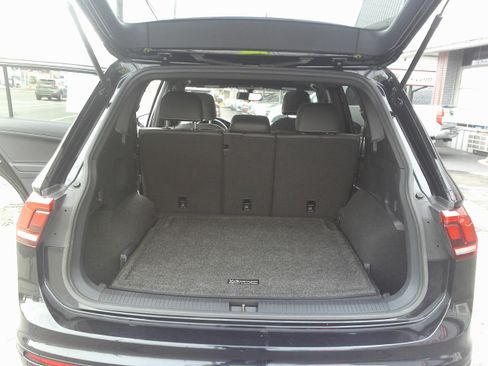 Used 2021 Volkswagen Tiguan SE R-Line image 10