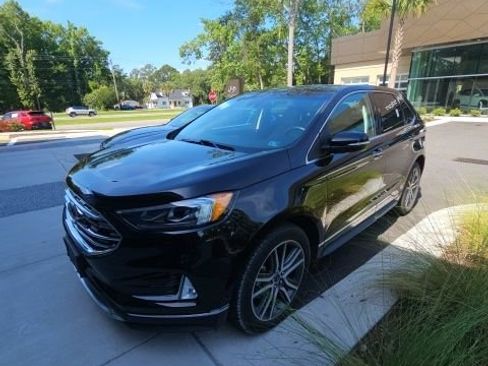 Used 2019 Ford Edge Titanium w/ Equipment Group 301A FWD image 3