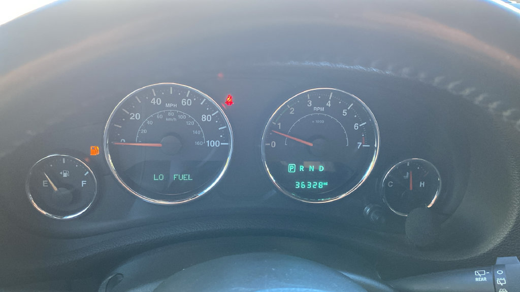 Used 2018 Jeep Wrangler Unlimited Sahara w/ Connectivity Group AWD/4WD image 24