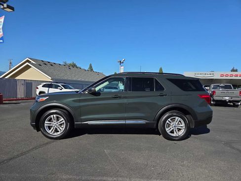 Used 2023 Ford Explorer XLT AWD/4WD image 11
