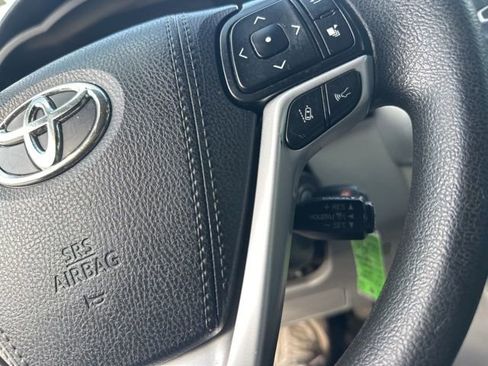 Used 2019 Toyota Highlander LE image 18