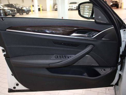 Certified 2022 BMW 530i w/ Premium Package image 9