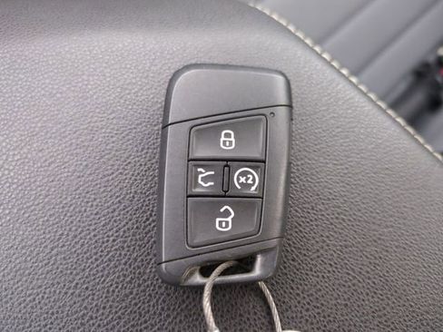 Used 2025 Volkswagen Jetta SE FWD image 35