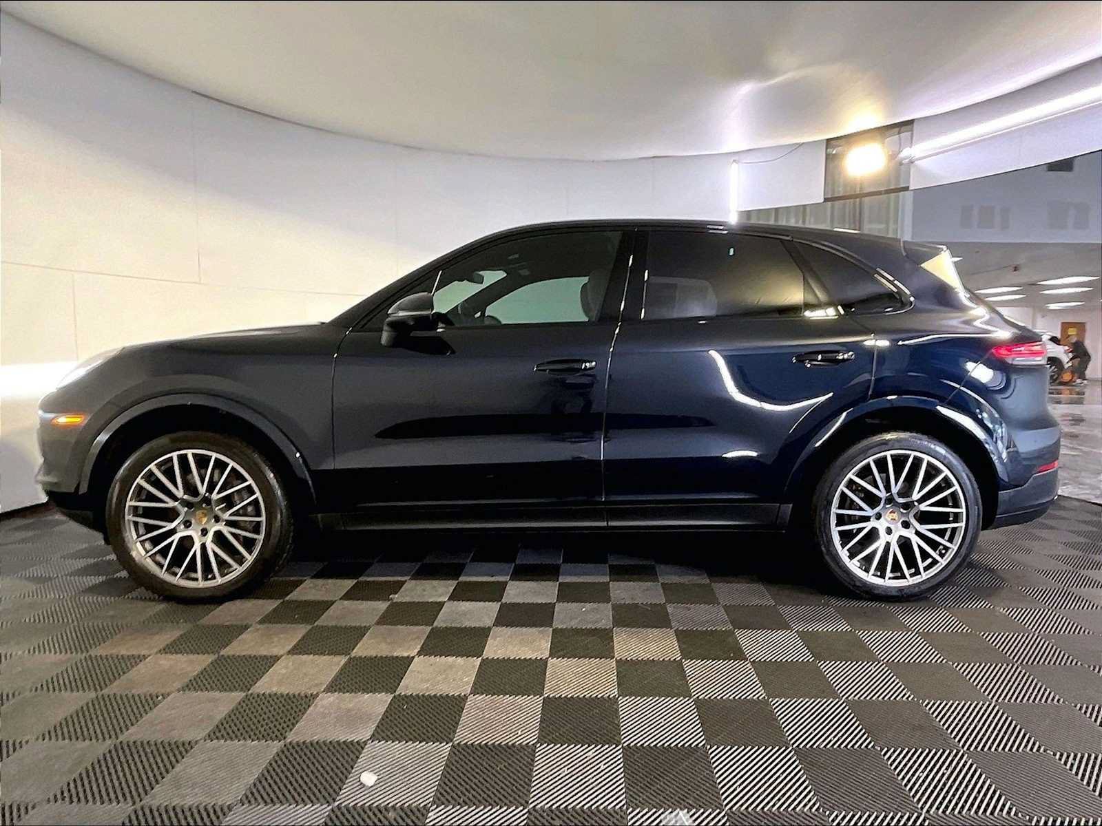 Certified 2022 Porsche Cayenne Platinum Edition AWD/4WD image 2