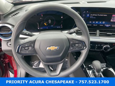 Used 2025 Chevrolet Trax LT FWD image 12