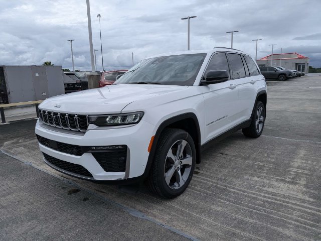 New 2026 Jeep Grand Cherokee Limited w/ Luxury Tech Group II AWD/4WD image 8