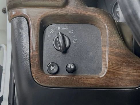 Used 2004 GMC Savana 1500 w/ Preferred Equipment Group image 11