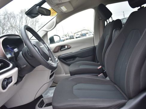 Used 2023 Chrysler Voyager LX image 25