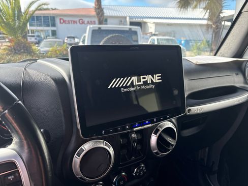 Used 2016 Jeep Wrangler Unlimited Rubicon image 16