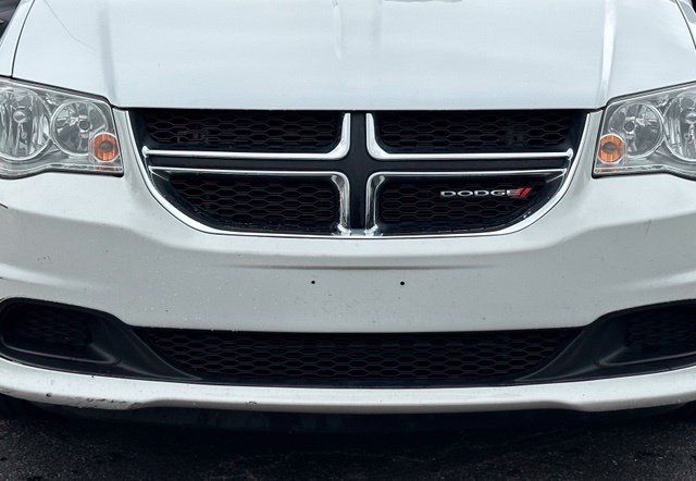 Used 2016 Dodge Grand Caravan SXT FWD image 3