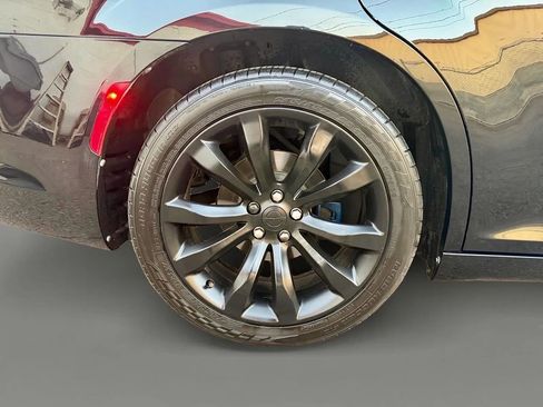 Used 2018 Chrysler 300 Touring w/ Chrome Appearance Package image 22