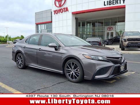 Used 2022 Toyota Camry SE w/ Cold Weather Package AWD/4WD image 1
