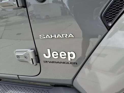 Used 2023 Jeep Wrangler Unlimited Sahara w/ LED Lighting Group AWD/4WD image 8