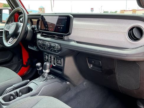 Used 2025 Jeep Wrangler Unlimited Sahara AWD/4WD image 22