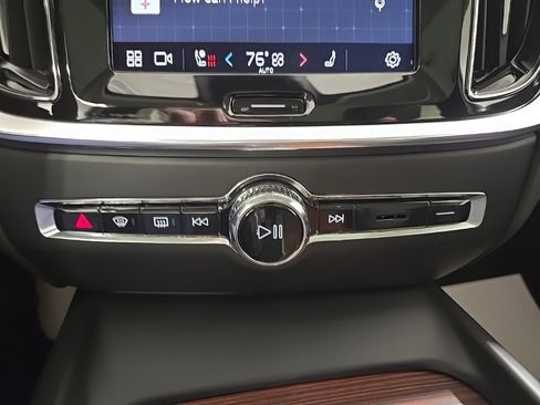 Used 2025 Volvo V60 B5 Cross Country Plus image 14
