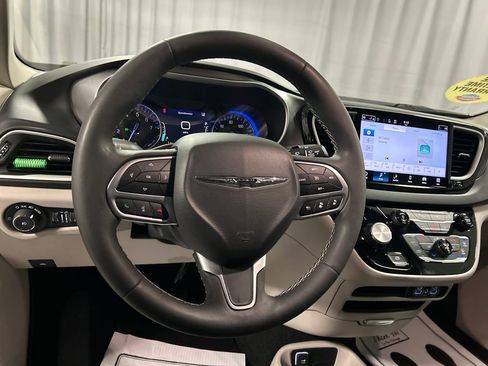 Used 2024 Chrysler Pacifica Touring-L image 3