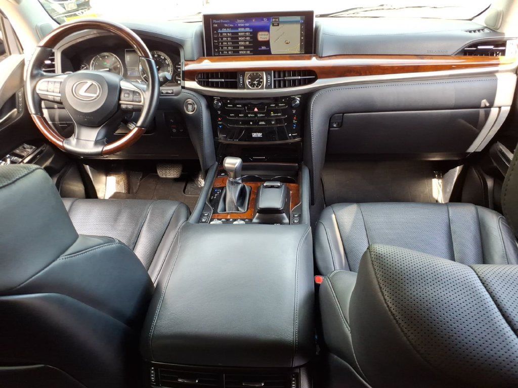 Used 2021 Lexus LX 570 4WD w/ Luxury Package image 18