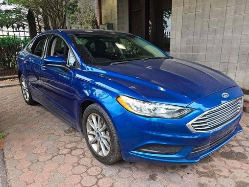Used 2017 Ford Fusion SE FWD image 4