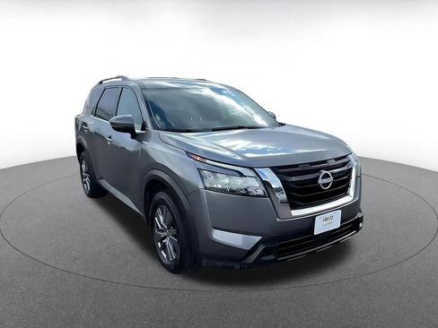 Used 2025 Nissan Pathfinder SV image 3