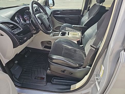 Used 2014 Chrysler Town & Country Touring-L image 14