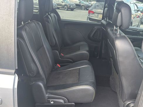 Used 2019 Dodge Grand Caravan SXT w/ Blacktop Package FWD image 18