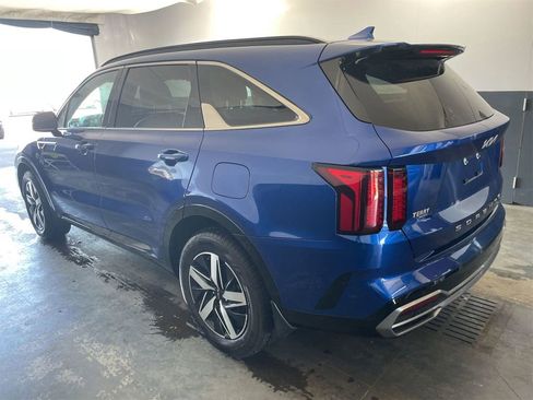 Used 2022 Kia Sorento EX w/ Panoramic Sunroof Package FWD image 2