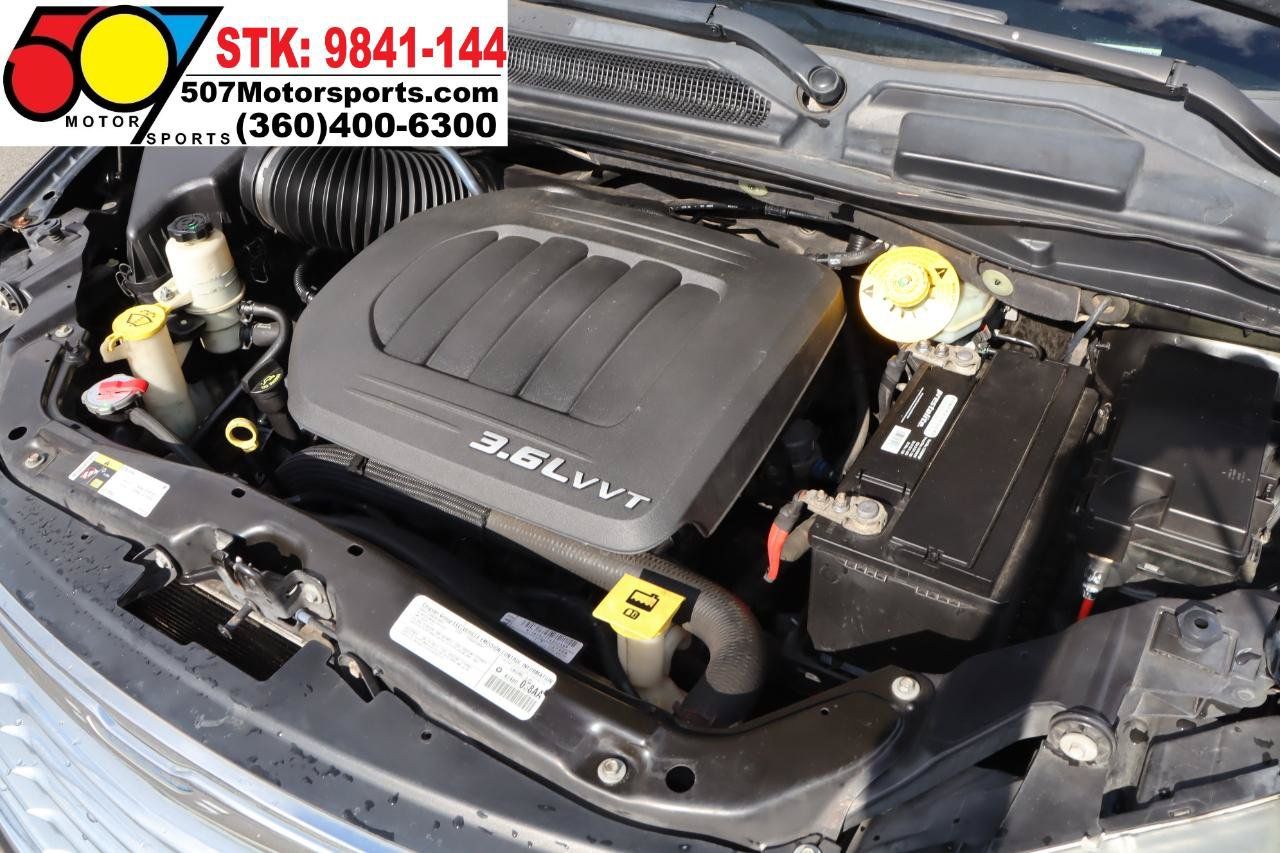 Used 2014 Chrysler Town & Country Touring-L FWD image 20