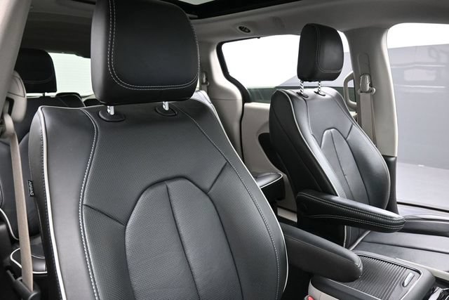 Used 2024 Chrysler Pacifica Limited AWD/4WD image 32