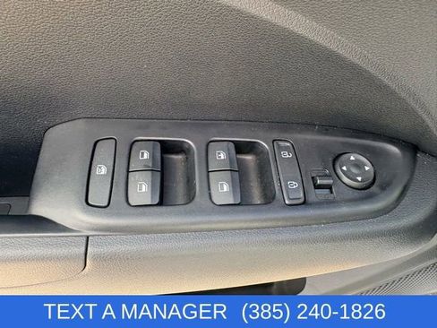 Used 2025 Hyundai Venue SE image 13