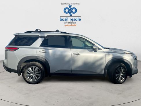 Used 2024 Nissan Pathfinder SV w/ SV Premium Package image 8