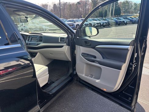 Used 2015 Toyota Highlander LE image 47