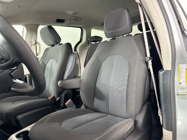 Used 2023 Chrysler Voyager LX FWD image 18