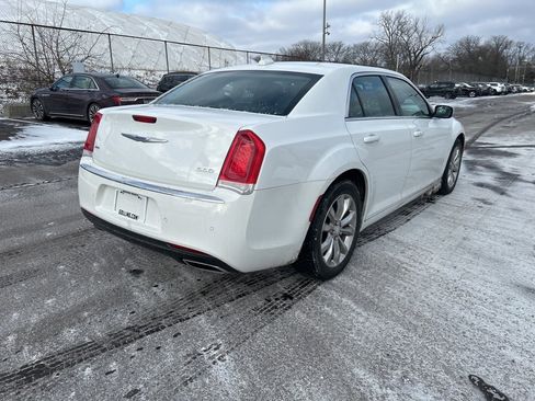 Used 2021 Chrysler 300 Touring L image 5